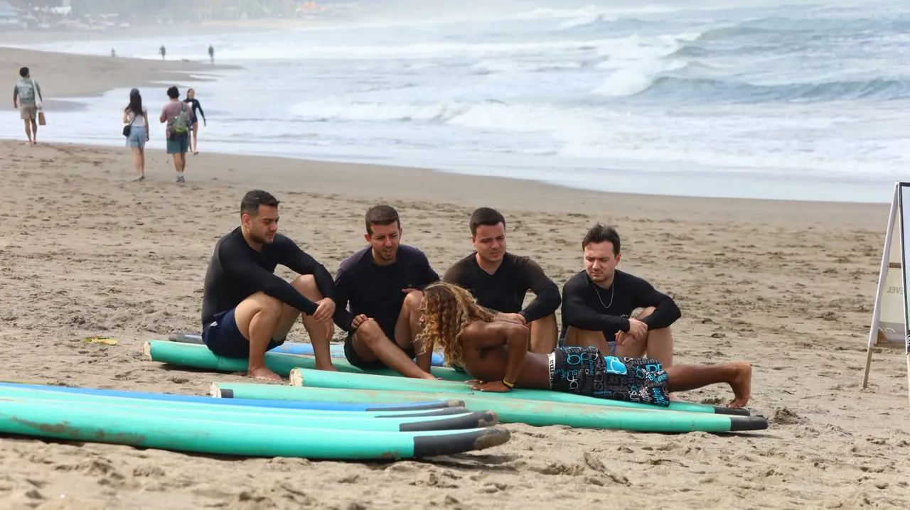 Gervas teaching the pop-up to a group of beginners on the beach